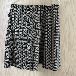 Gap skirt size 16, love the pattern. Has a zipper on the back. Flattering on